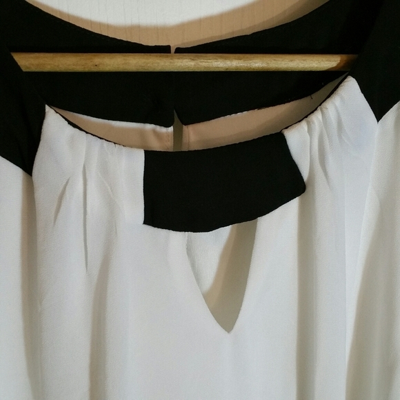 iz Byer white & black sleeveless cutout trapeeze blouse - Picture 2 of 4